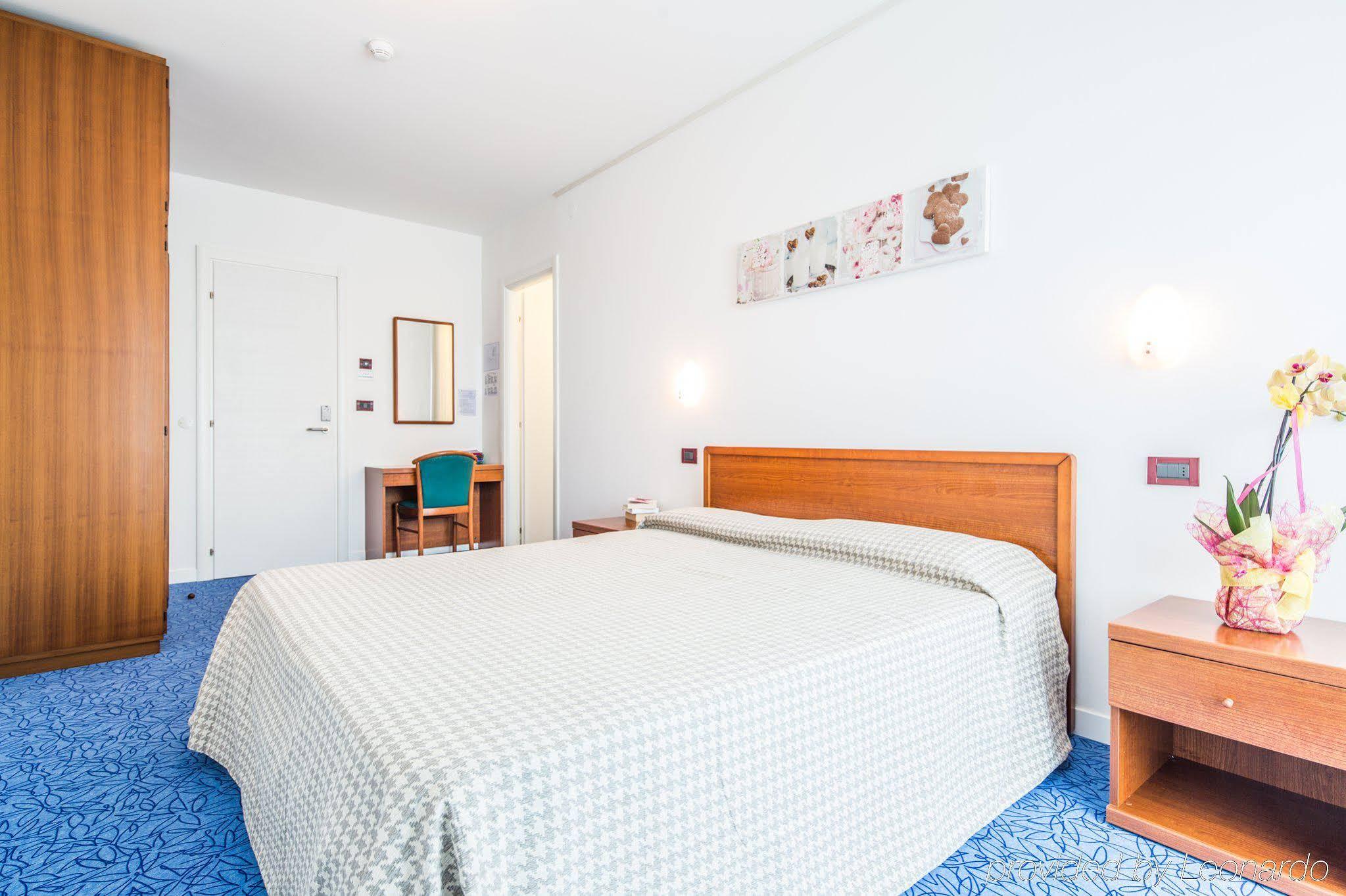 Hotel Olympia Lignano Sabbiadoro Bagian luar foto