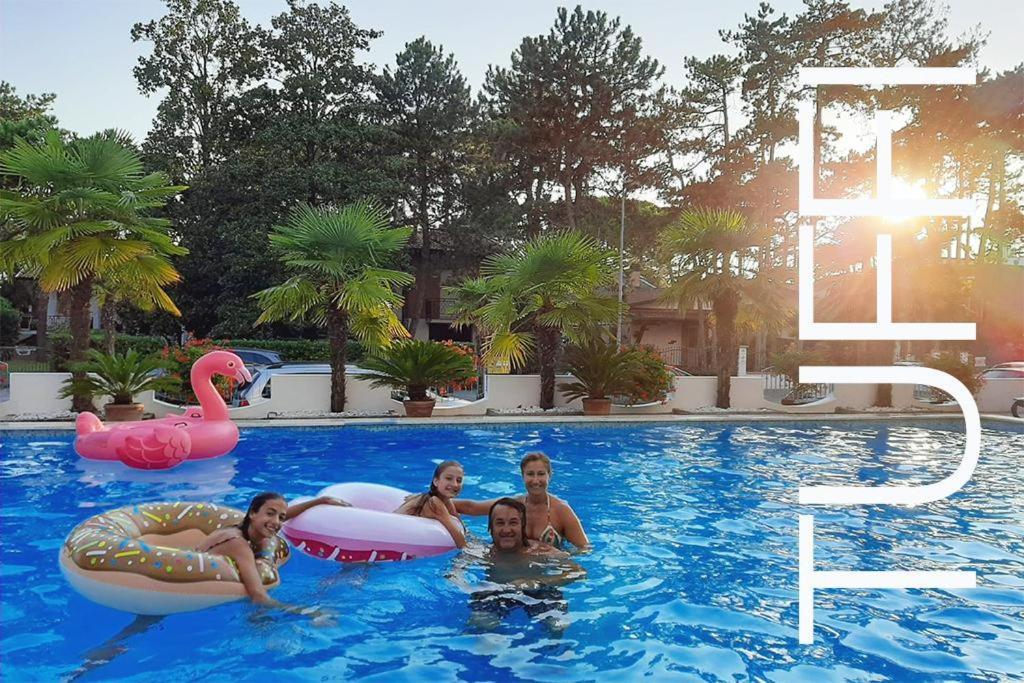 Hotel Olympia Lignano Sabbiadoro Bagian luar foto