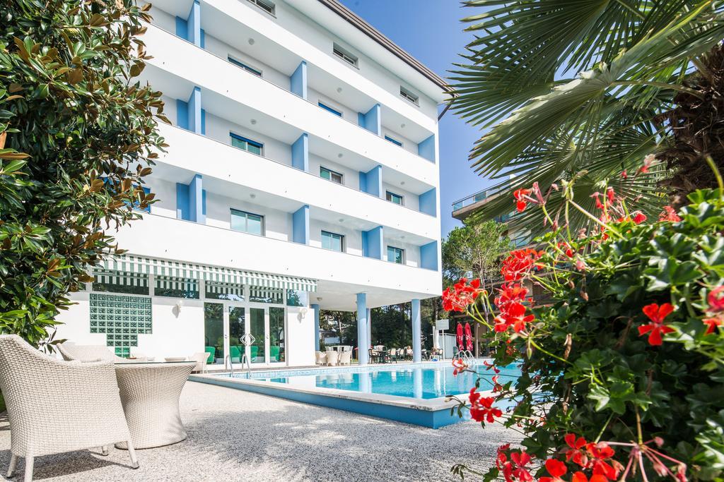 Hotel Olympia Lignano Sabbiadoro Bagian luar foto