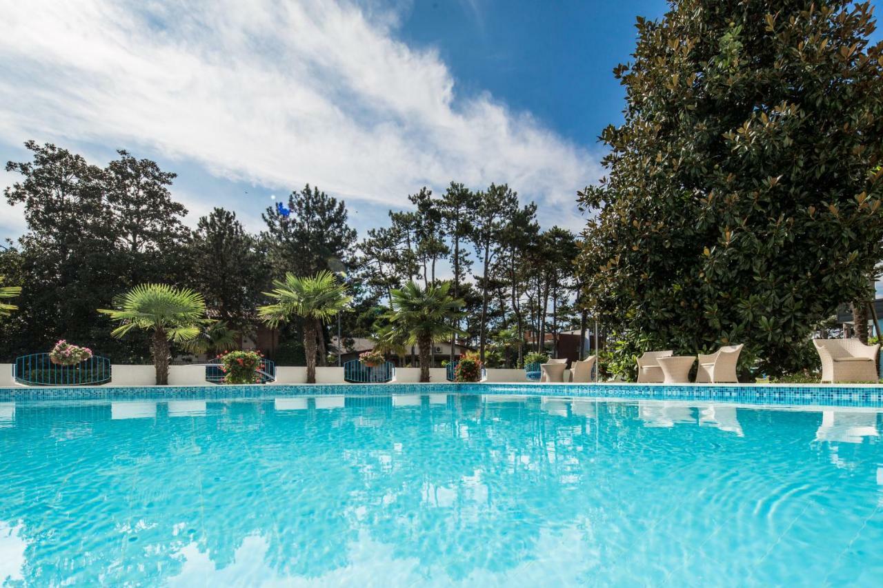 Hotel Olympia Lignano Sabbiadoro Bagian luar foto